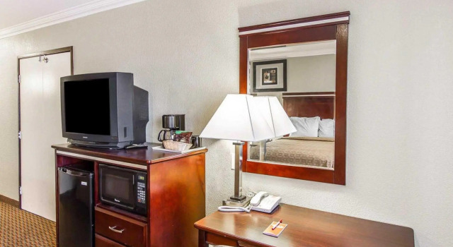 Четырёхместный номер Standard Super 8 by Wyndham Mesa Downtown Near Convention Center