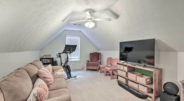 Коттедж Fayetteville Retreat w/ Hot Tub & Fenced Yard