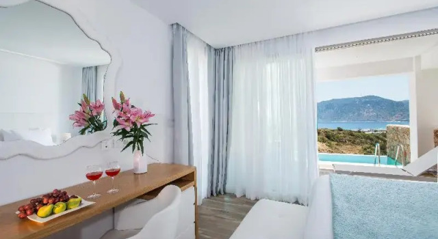 Полулюкс с балконом и с видом на море White Rock of Kos Hotel