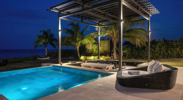 Oceanfront Oasis: Renovated Villa With Pool, Book Villa Sommerhuse i Double Bay, Hytte