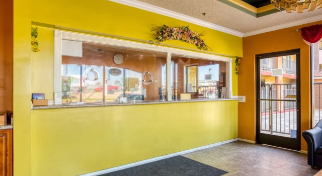Passport Inn & Suites Corona Hotel, Забронировать Отель Корона штат Калифорния