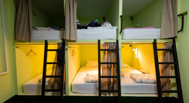 Little Monkey Hostel, Забронировать Хостел Отели Янгон с парковкой, рядом с Sein Yaung Chi Pagoda, Парковка