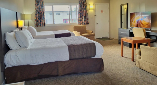 Четырёхместный семейный люкс Maple Leaf Inn & Suites