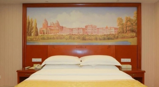 Vienna Hotel Guigang Central Square, Book Hotel Guigang Guangxi