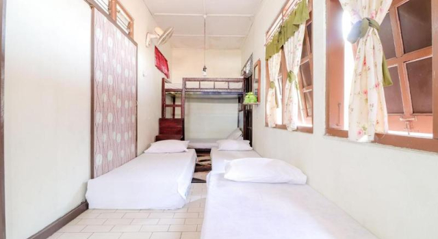 Кровать в общем номере Adil Jaya Homestay