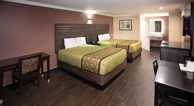 Четырёхместный номер Standard Rodeway Inn & Suites Bellflower