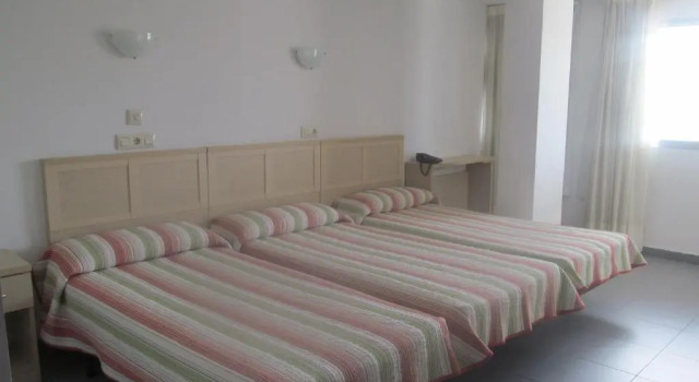 Четырёхместный номер Standard Hotel Cogullada