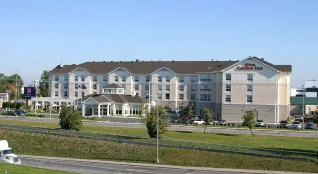 Кровать в общем номере Hilton Garden Inn Montreal Airport