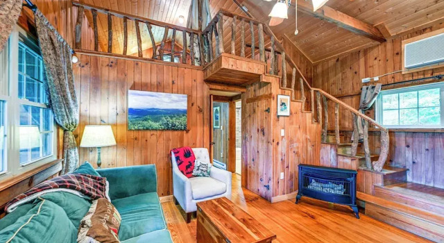 Коттедж Historic Sapphire Cabin w/ Porch, Updated Interior