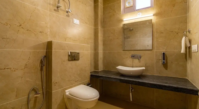 Кровать в общем номере с красивым видом из окна The Social Stays Manali