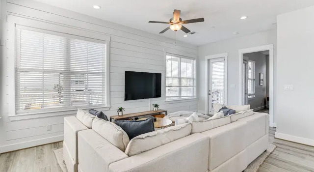 Galveston Home w/ Decks + Views, Walk to Beaches!, Book Feriehus Galveston Houston
