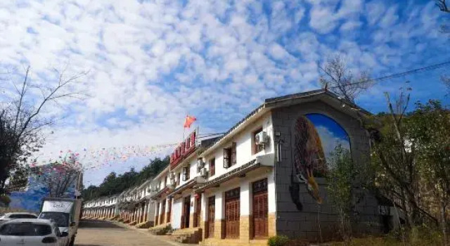 Red Clay Image Hotel Kunming, Rezerwuj Hotel Hotele w Kunming z parkingiem, Parking