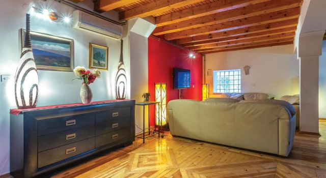 Beautiful Home in Sinj with Hot Tub, 4 Bedrooms & Outdoor Swimming Pool, Buchen Sie Hotel Hotels in Gespanschaft Split-Dalmatien mit Pool, Schwimmbad
