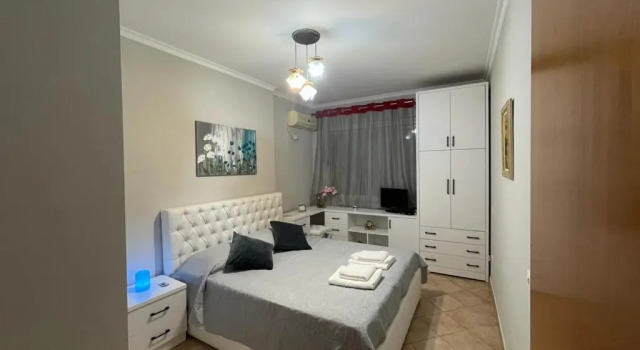 Cozy 1-Bedroom near the center of Tirana., Забронировать Отель Тирана область Тирана, рядом с Skanderbeg Square