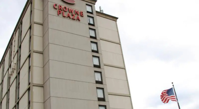Кровать в общем номере Crowne Plaza Newark Airport by IHG