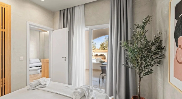 Одноместный полулюкс с видом на бассейн Nikos Apartments