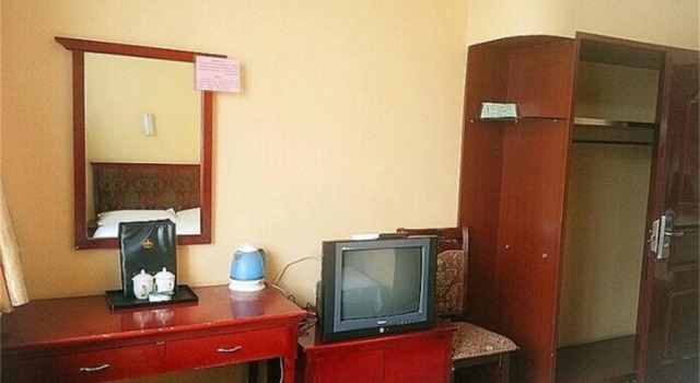 Urumchi Lisen Business Hotel, Boek Hotel Tianshan 