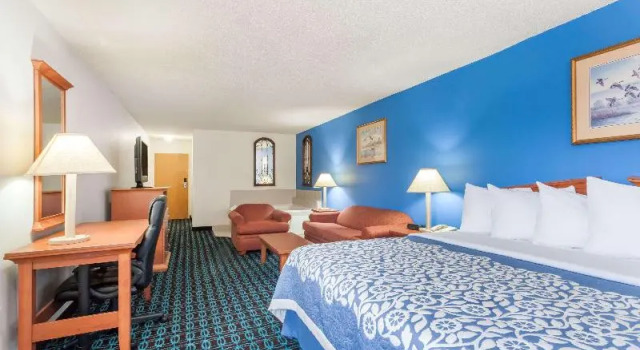 Трёхместный номер Standard Days Inn & Suites by Wyndham Cambridge