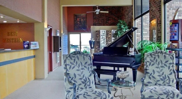 Best Western Sherwood Inn, 预订 酒店 米德韦斯特城 俄克拉何马州