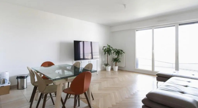 Spacious 4-rooms with terrace and parking close to Paris