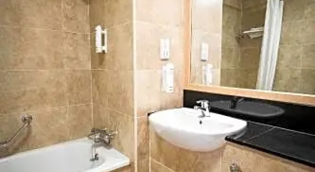 Трёхместный номер Standard Travelodge Dublin Airport South