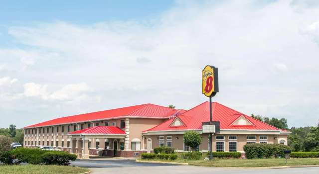 Кровать в общем номере Super 8 by Wyndham Elizabethtown