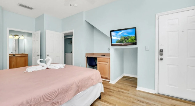 Brand New Quiet 4 BR Townhome in Emerald Island, Book Hotel Hoteller i Four Corners med pool, Swimmingpool