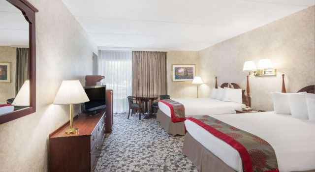Четырёхместный номер Standard Ramada Plaza by Wyndham Portland