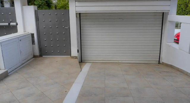 Апартаменты Garden Apartment next to the Mall -Private Parking