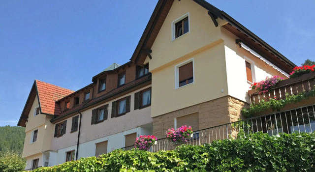 Cosy Apartment with Terrace, Garden, BBQ, Deckchair, Heating
