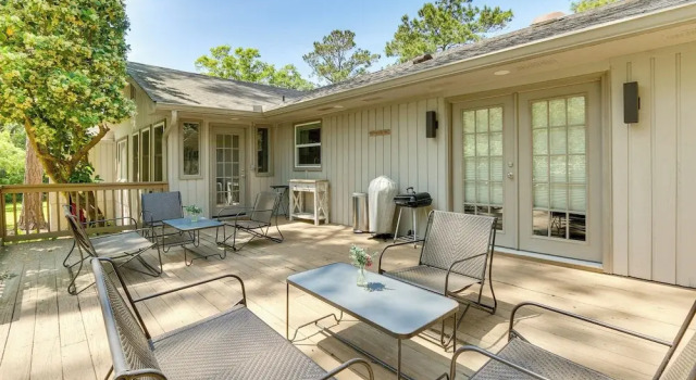 Коттедж 2 Mi to Beach! Sea Pines Resort Home w/ Large Yard