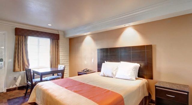 Двухместный люкс Ontario Inn & Suites