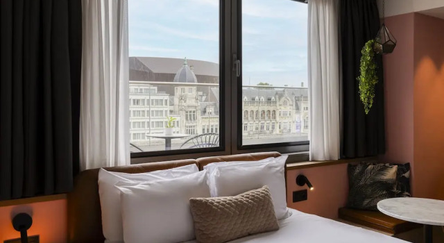 Двухместный номер Premium с балконом и с видом на город Отель Indigo Antwerp - City Centre, an IHG Hotel