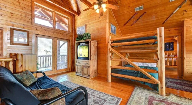 Mountaintop Lodge - Eight Bedroom Cabin