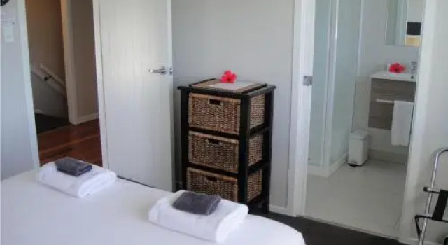 Kiwi House Waiheke, Rezerwuj Hotel Hotele w Auckland Region z parkingiem, Parking