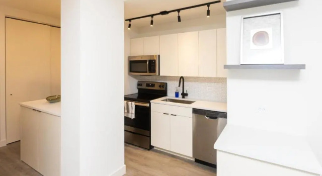 Студия Deluxe 21 East - Chic DT Apts with Rooftop by Zencity