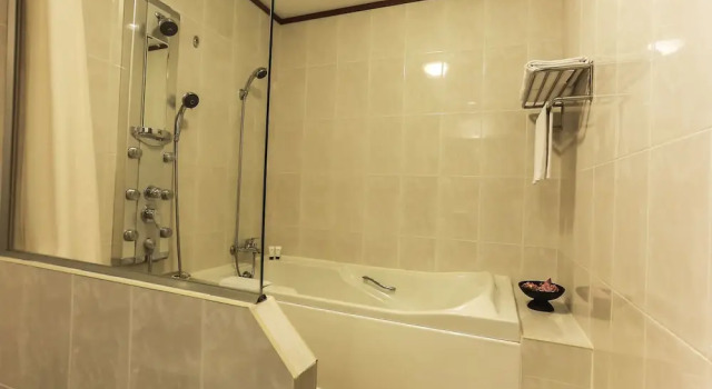 Семейный люкс с балконом Angkor Howard Hotel