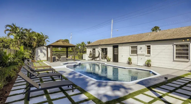 Коттедж Ridgeway Villa - Revel in Sunlit Living with Backyard Gazebo & Pool