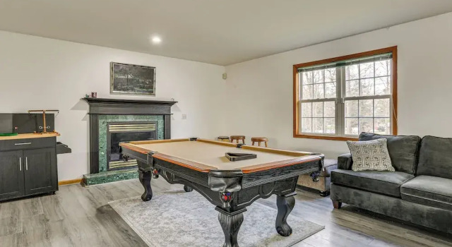 Коттедж Hike, Ski & Game: Spacious Poconos Home w/ Yard