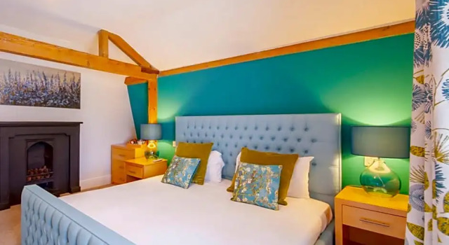 Полулюкс The Highworth Hotel