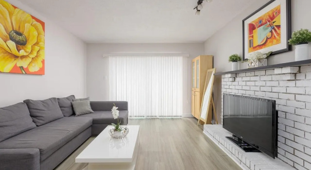 Huge 4 Bedroom Upper Suite Good for 10 People