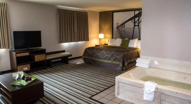 Deluxe Suite Super 8 by Wyndham Manistee