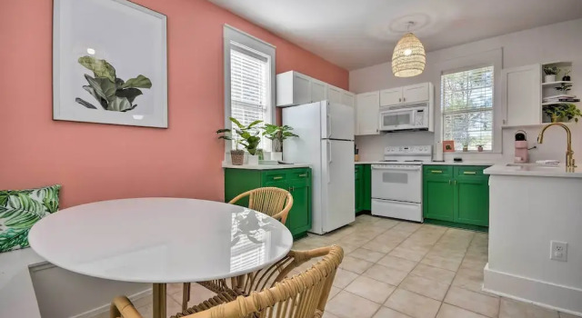 Коттедж с 2 комнатами с балконом Beverly Bungalow; Easy Walk to Seagrove Beach