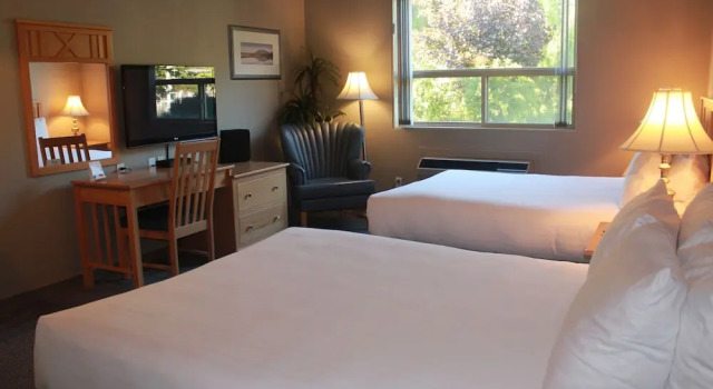 Четырёхместный номер Standard с видом на окрестности Hilltop Inn - Salmon Arm