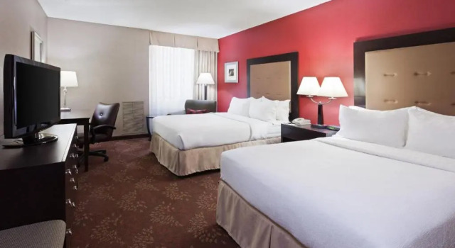 Четырёхместный номер Standard Holiday Inn Cincinnati Airport by IHG