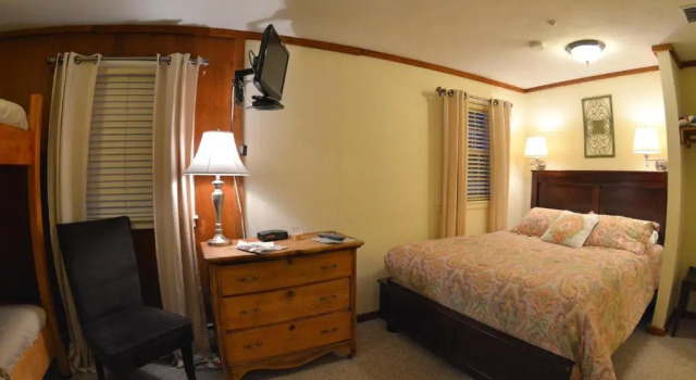 Четырёхместный номер Comfort Hyde Away Inn