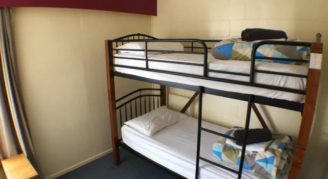 Кровать в общем номере Te Anau Lakefront Backpackers