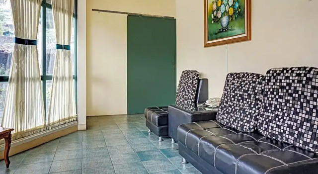 Suite RedDoorz Plus At Hotel Griya Astoeti