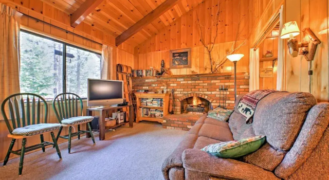 Коттедж Big Bear Lake Cabin w/ Deck ~ 7 Mi to Ski Slopes!