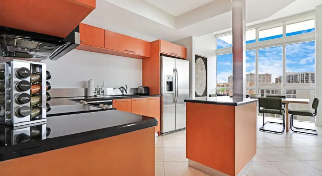 Кровать в общем номере с 6 комнатами Roami at Sunny Isles
